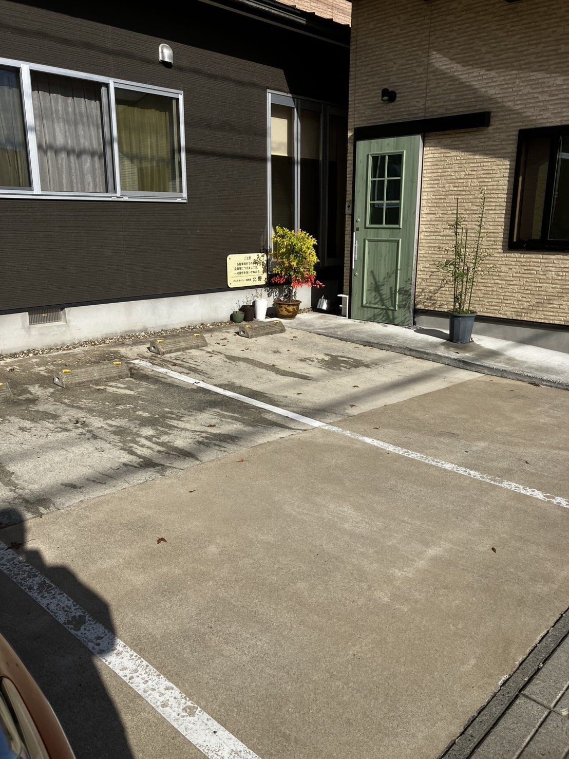 入口の前の駐車場