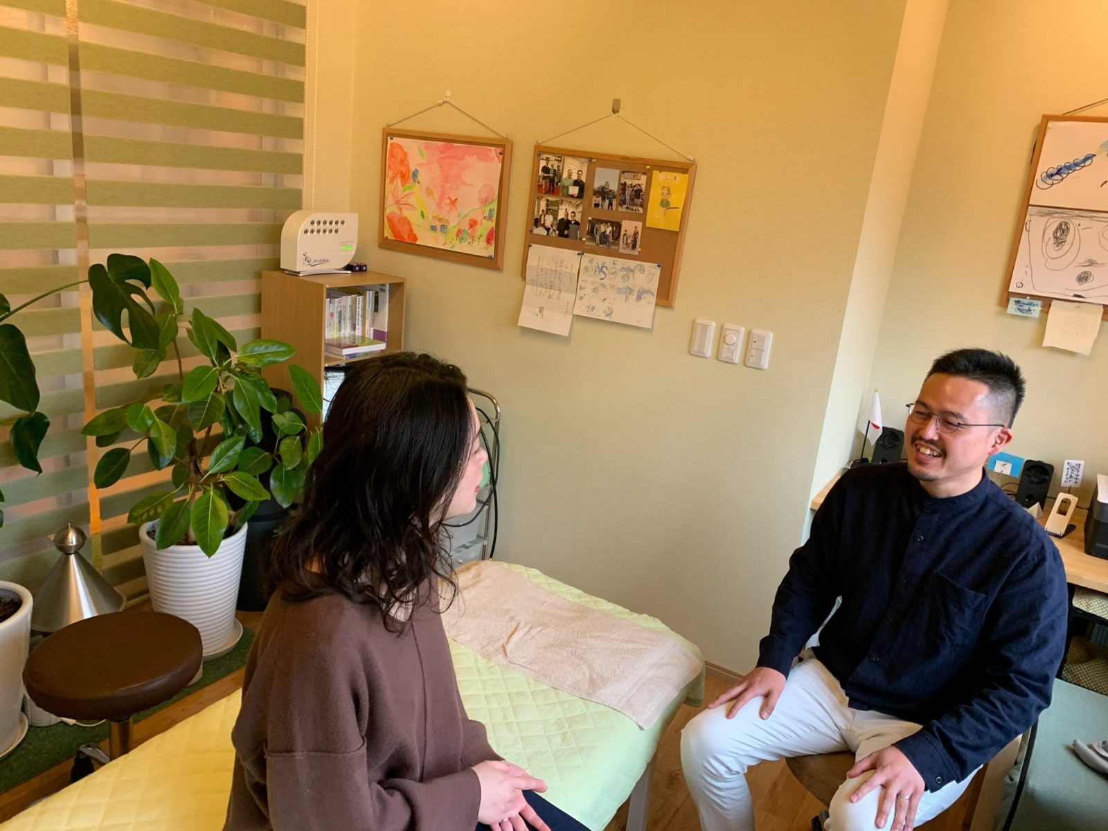 北野先生が、お体のお悩みをうかがっている様子